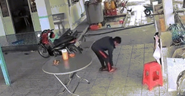 Thót tim cảnh người đàn ông Tây Ninh tay không bắt rắn 1,5m giữa sân nhà