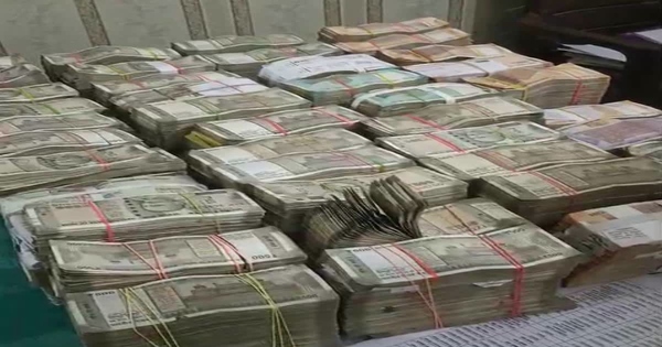 Phát hiện 5,2 tỷ đồng tiền mặt trên chiếc xe ô tô khả nghi