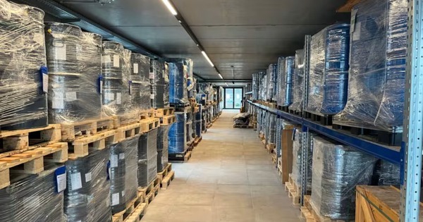 Phát hiện căn hầm chứa hàng trăm thùng phi lớn đựng hơn 300 tấn ‘kho báu’ cả thế giới thèm khát, tường dày cả gang, cửa nặng 4 tấn, camera an ninh hoạt động 24/7, nội bất xuất ngoại bất nhập