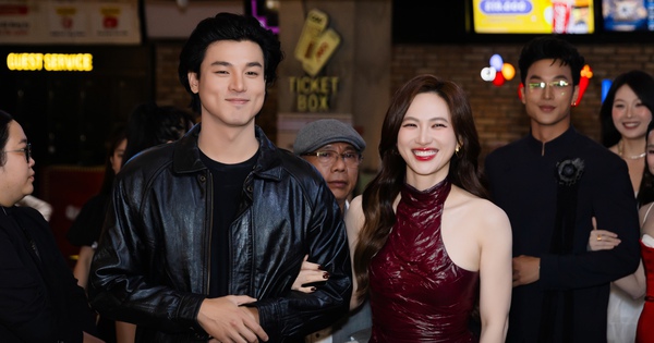 Bắt gặp Phương Anh Đào khoác tay trai lạ cực tình tứ, hoá ra là crush quốc dân điển trai ăn đứt Tuấn Trần