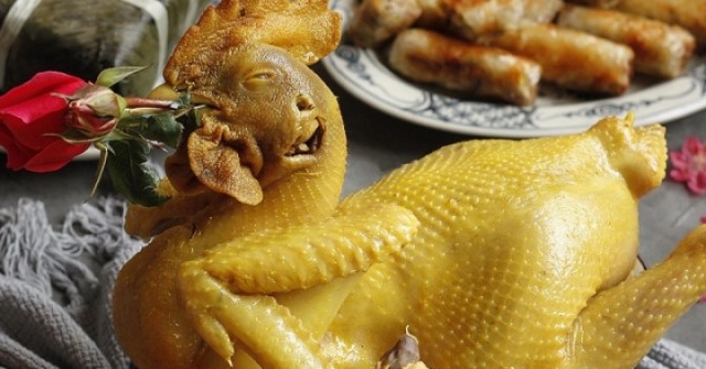 Có nên cúng gà chặt miếng thay vì nguyên con?