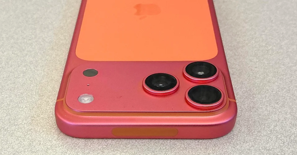 Kỳ lạ chiếc iPhone 17 Pro Max Cam Vũ Trụ bỗng đổi sang màu hồng đỏ