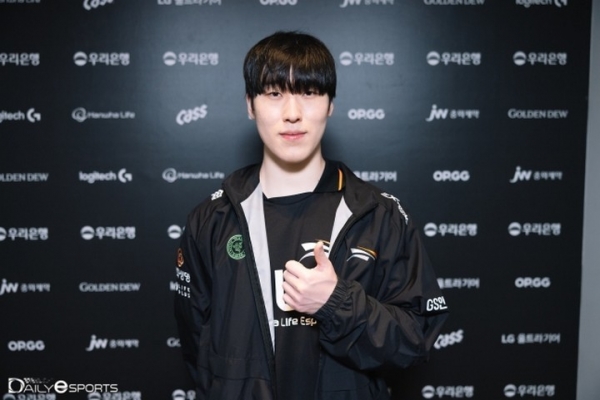 Zeka gây bão tại CKTG 2025: Cầm Ryze nhưng “quên” mua Nước Mắt Nữ Thần, khiến cả PraY lẫn Peanut phải bó tay