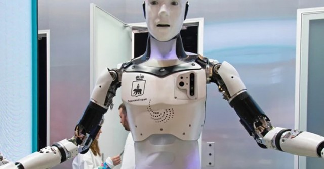 Robot hình người đầu tiên của Nga “ngã sấp mặt” khi ra mắt công chúng