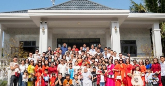 Bộ ảnh đại gia đình Gia Lai gần 100 người gây sốt vì được chụp đều đặn 22 năm