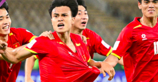 Hòa Minzy hào phóng tặng quà, MC Lại Văn Sâm vỡ oà khi U23 Việt Nam thắng UAE
