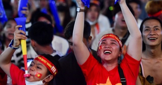 Khách Tây: 'Người Việt cuồng nhiệt với bóng đá hơn Anh'
