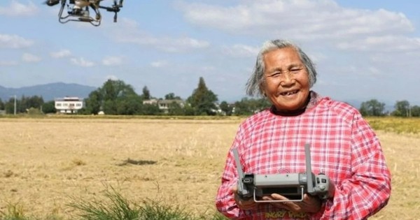 'Bà cụ siêu ngầu' U90 nổi tiếng nhờ lái drone bón phân và bán nông sản online