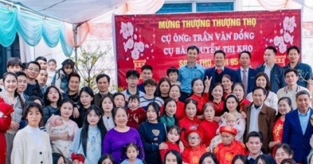 Đại gia đình 198 người ở Phú Thọ gây sốt vì bức ảnh xếp 6 hàng dịp Tết