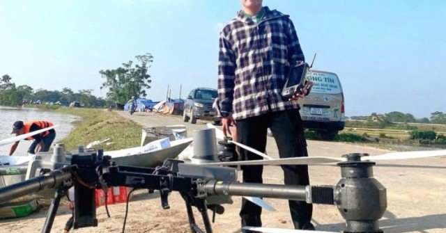 Chàng trai xứ Nghệ mang drone 400 triệu đồng chuyển hàng cứu trợ giúp bà con vùng tâm lũ