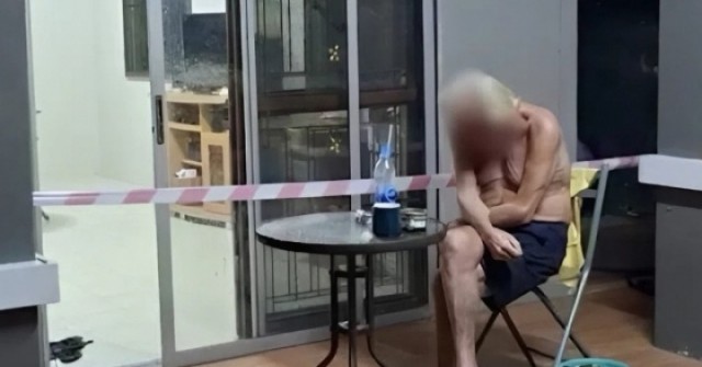 Chồng mù ngồi chờ vợ cả tối, hàng xóm bật đèn lên phát hiện bi kịch trong nhà