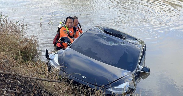 Ô tô lao xuống kênh, nhân viên cứu hộ nghe thấy tiếng gõ yếu ớt, phá nóc xe rồi chứng kiến cảnh ám ảnh