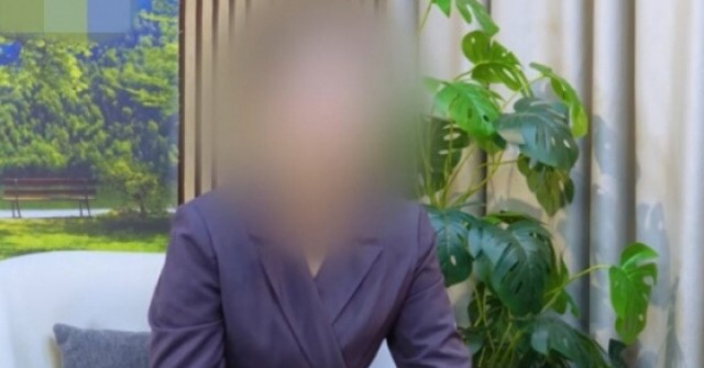 Thấy hai cô gái lạ mặt trong tang lễ của bố chồng, người phụ nữ liền bỏ về nhà ngoại khi biết sự thật