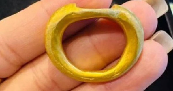 Mang chiếc nhẫn cổ đi kiểm tra, cô gái sốc nặng khi biết giá trị