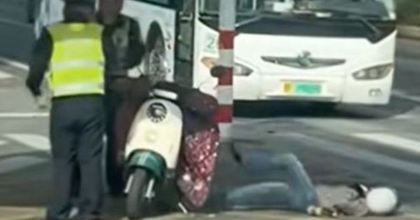 Bị CSGT phạt tiền, người phụ nữ nằm giữa đường giãy giụa