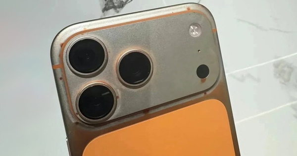 Sự thật iPhone 17 Pro Max “bay màu” sau khi lau bằng khăn ướt