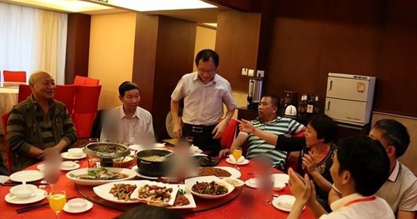 Liên hoan 10 người thì 9 người 