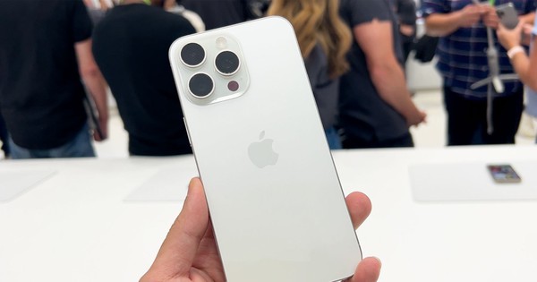 Chiếc iPhone Titan rẻ nhất Việt Nam hiện nay, đáng mua hơn iPhone 17