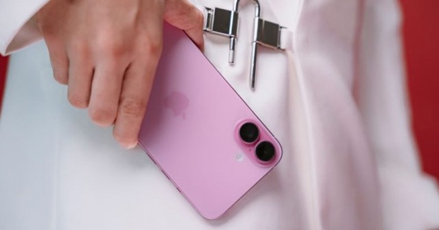 Du Xuân với iPhone 16 Plus màn hình lớn hay thêm tiền cho iPhone 17 nhỏ gọn và hiện đại?