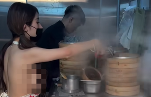 Ăn mặc hở hang bán bánh bao, cô gái khiến người xem bức xúc: Bất chấp làm content 