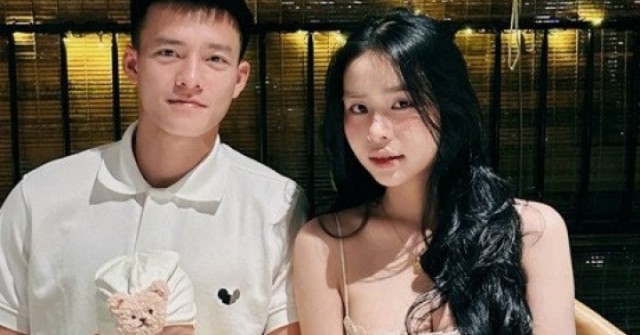 2 năm yêu xa hơn 1.700km, tiền đạo U22 Việt Nam cưới được vợ xinh