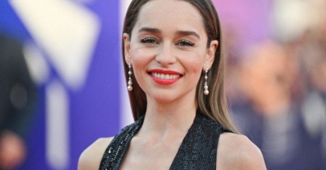 Emilia Clarke bị gãy xương sườn khi quay cảnh nóng