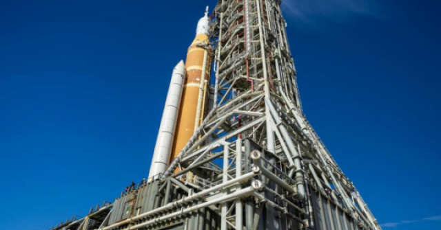NASA đưa tên lửa Artemis II ra bệ phóng chuẩn bị cho sứ mệnh Mặt Trăng