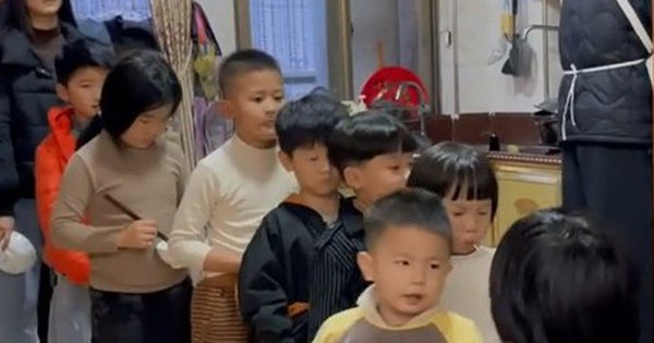 Đoạn video ông ngoại phát lì xì cho các cháu gây bão mạng