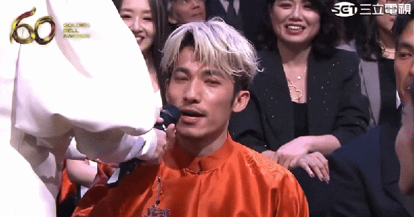 Xôn xao clip Liên Bỉnh Phát “bắn” tiếng Anh giữa lễ trao giải Kim Chung!