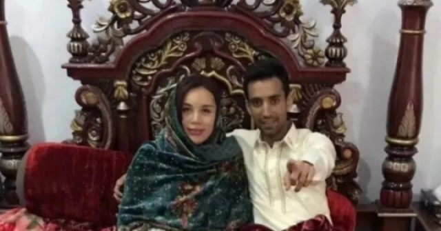 U50 tái hôn với chàng trai Pakistan 27 tuổi, mở 2 trường học, theo chồng về quê rồi choáng với cảnh trước sân