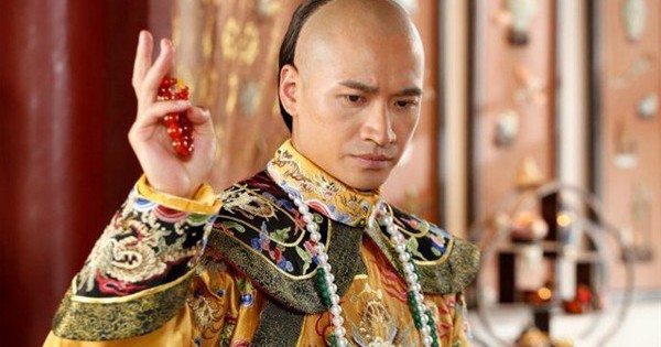 Đến thăm Ngao Bái ốm phát hiện có con dao găm dưới chiếu, vua Khang Hy nói 1 câu mà giành lại cả giang sơn