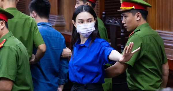 Mẹ Thùy Tiên gục khóc, con gái vẫy tay chào sau khi nghe tòa tuyên án 2 năm tù
