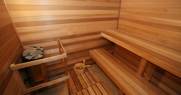 Bị mắc kẹt trong phòng xông hơi, cặp vợ chồng chết thương tâm