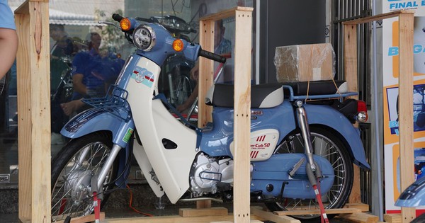 Bản độ ‘nhẹ’ Honda Super Cub 50 Final Edition giá trên 100 triệu đồng