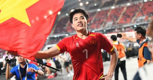 Cầu thủ Nguyễn Đình Bắc gây 'sốt' với màn tương tác đáng yêu với ca sĩ Quân A.P
