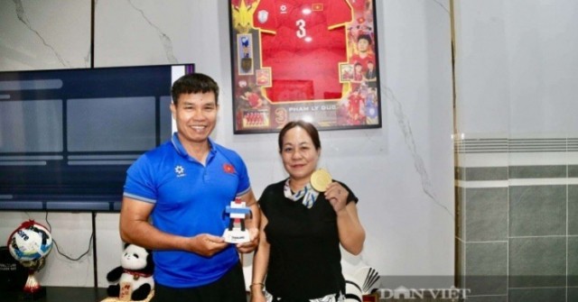 Trung vệ Phạm Lý Đức - U23 Việt Nam: “Con ráng đá banh cất cho mẹ cái nhà lầu, mua cho ba chiếc lamborghini”