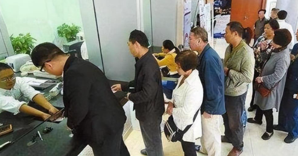 Phát hiện hơn 358 tỷ đồng tiền gửi của 42 khách hàng đồng loạt chảy vào tài khoản ngân hàng của 1 người phụ nữ sinh năm 1962