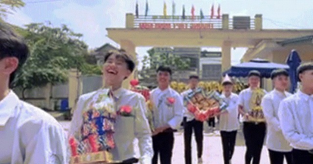 Dàn nam sinh ‘bê tráp’ tặng quà ngày 20/10 cho cô giáo và các bạn nữ gây 'sốt'