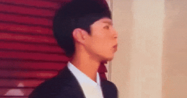 14 giây Park Bo Gum cầm điếu thuốc trên tay làm 