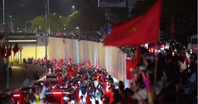 Hàng ngàn người hâm mộ vẫn xuống đường tri ân đội tuyển U23 Việt Nam