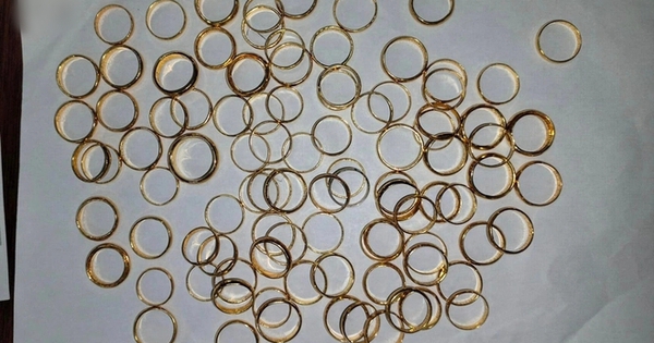 Đột kích 1 sườn đồi không người qua lại, thu giữ nhiều vàng nhẫn và tiền mặt rải rác: Cảnh sát dùng biện pháp nghiệp vụ để vào cuộc