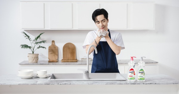 Quang Hùng MasterD khiến fan thích thú khi rửa chén, lau nhà, xung phong trở thành “trai đảm trăm điểm”