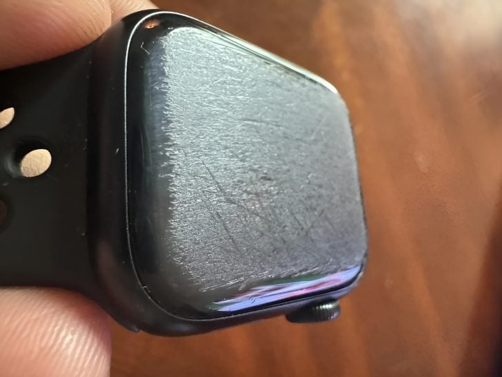 Apple Watch Series 7 'thử lửa' với robot hút bụi, thiết bị nào bền hơn?