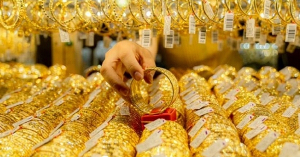 Đeo thử vòng vàng 10 giây, khách hàng bị cửa hàng yêu cầu bồi thường 4 triệu đồng: 