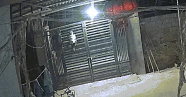 Thót tim cảnh bé trai 2 tuổi trèo cổng cao 2m ở Thanh Hóa