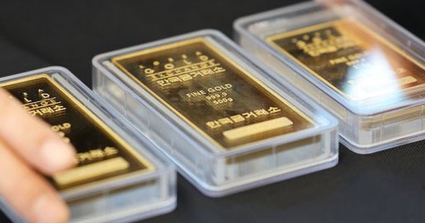 Người phụ nữ bị “lừa đảo vàng” kiểu mới, tự tay cầm thỏi vàng nửa cân trị giá gần 2 ỉ giao cho tội phạm