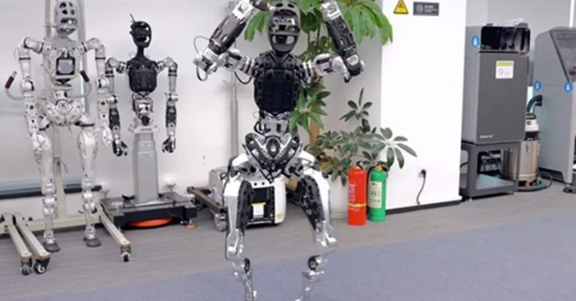 Robot hình người Adam 