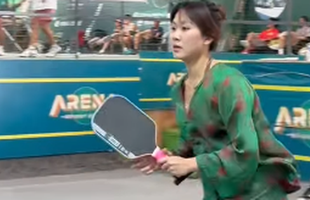 Không còn “vén váy” chơi Pickleball, Nàng Kim lại gây tranh cãi khi diện… áo bà ba quay clip