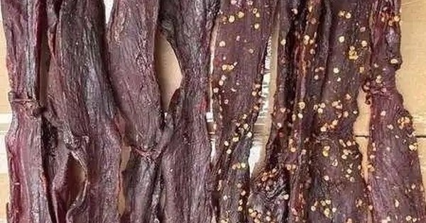 Đột kích nhà máy bí ẩn trên núi, cảnh sát triệt phá đường dây làm thịt bò khô từ vịt: Giá rẻ gấp 6 lần vốn, thu tới 36 tỷ/tháng