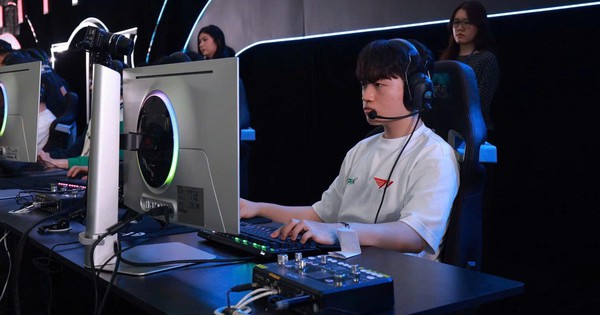 Khoảnh khắc T1 đấu All-Star Việt Nam và chiếc màn hình mà mọi game thủ đều để ý
